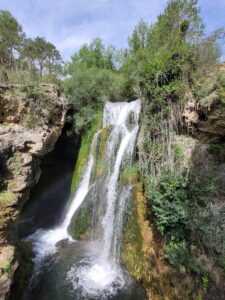 Waterval bij het dorp Comarde in Teruel in de Sierra de Albarracin