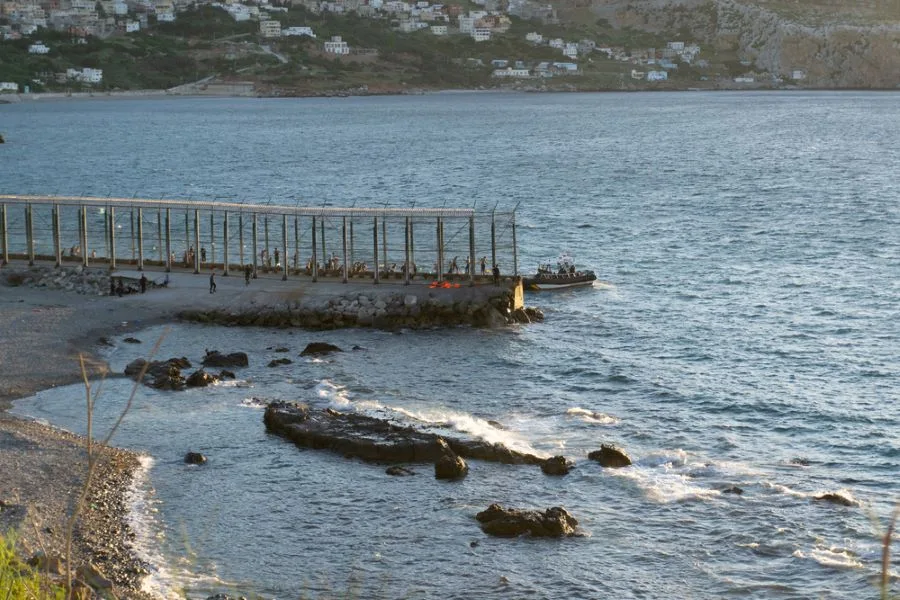 De pier tussen Marokko en Ceuta, waarlangs tienduizenden Marokkanen de afgelopen dagen heen en weer zijn gegaan