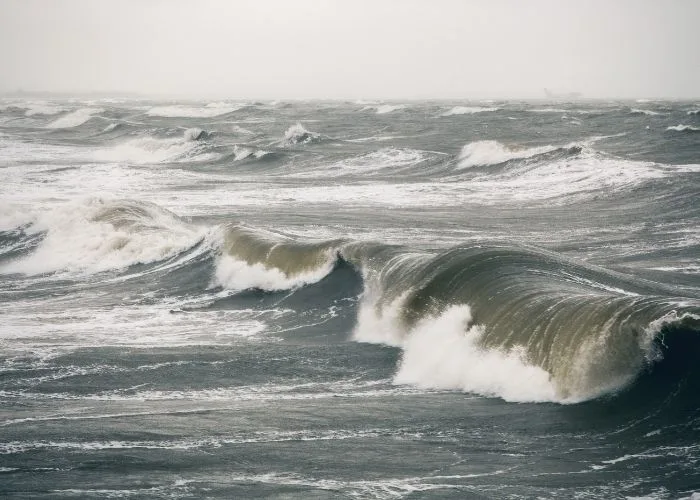 het weer, aemet harde wind en hoge golven