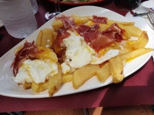 typisch Spaans wintergerecht huevos rotos - kapotte eieren