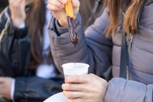 churros eten met warme chocoladesaus kan heerlijk zijn in de Spaanse winter