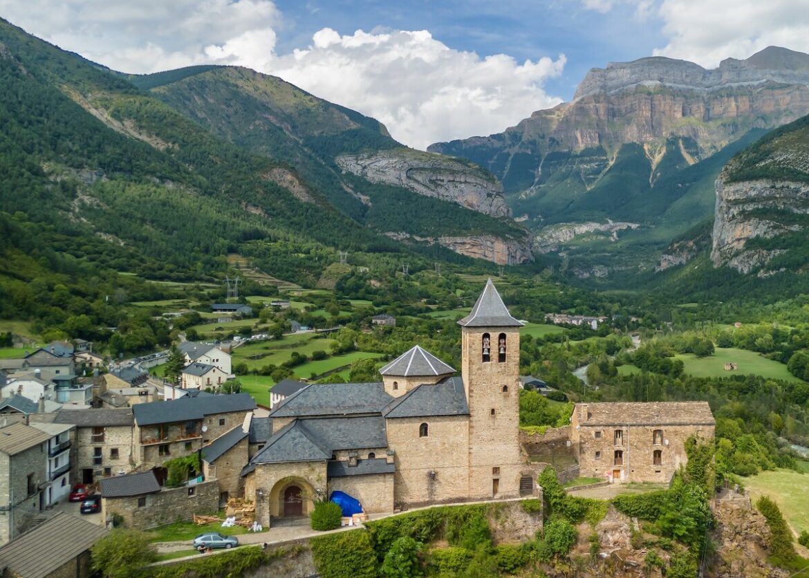 Torla hoort bij de mooiste dorpen in Spanje om in het najaar de bezoeken.