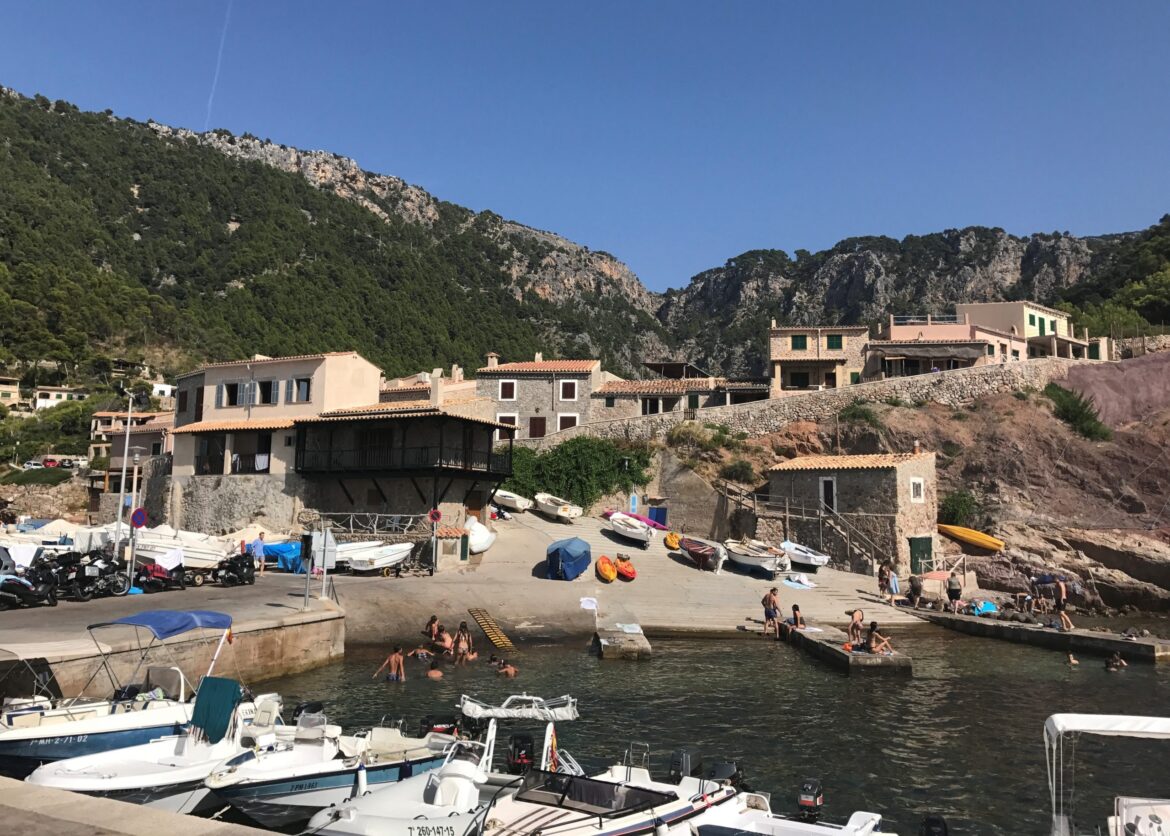 Vakantie op Mallorca met idyllische plekjes zoals het haventje van Valldemossa