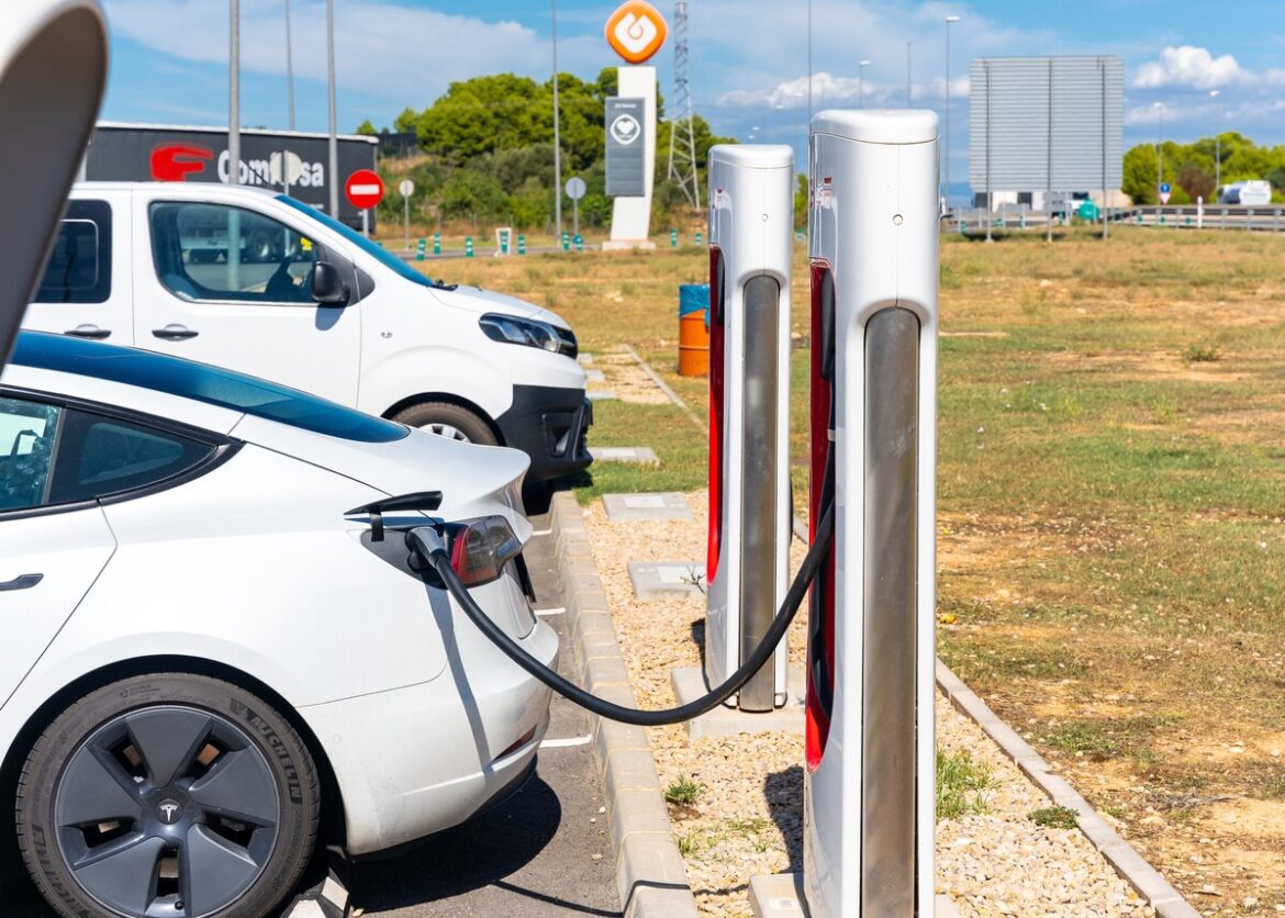 elektrische auto's staan te laden langs de Spaanse snelweg. Elektrisch rijden in Spanje