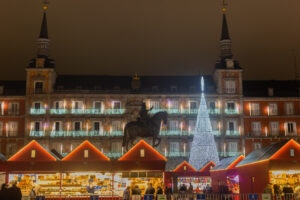 kerstmarkt op de Plaza Mayor in Madrid