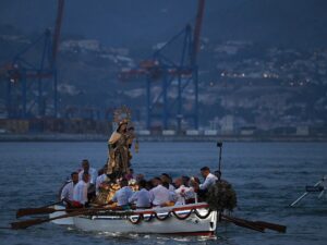 Virgen del Carmen 's nachts op zee
