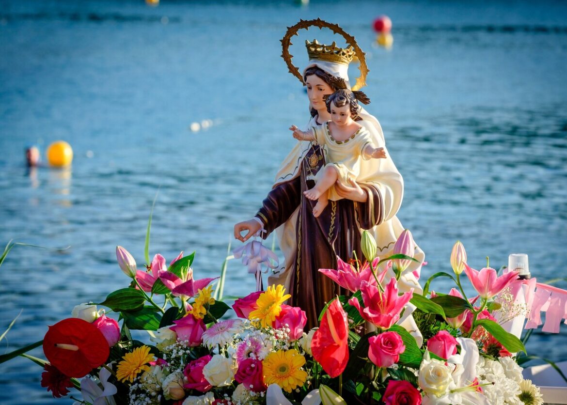 Virgen del Carmen op een bootje tijdens de viering op 16 juli