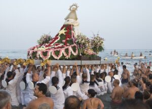 Virgen del Carmen wordt in processie de zee in gedragen