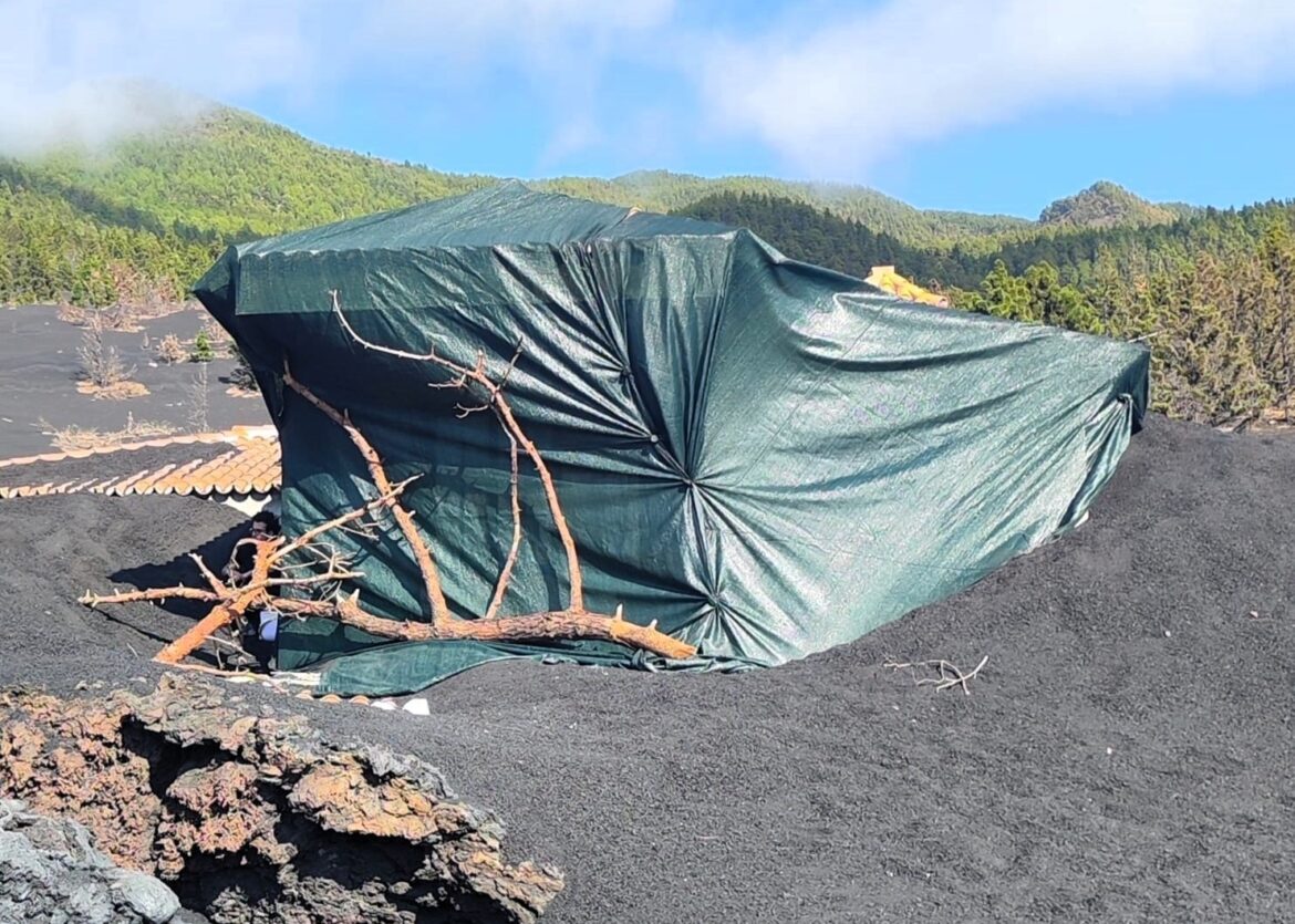 vulkaanhuis bedekt met plastic