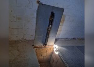 toegang tot de drugstunnel verstopt in loods