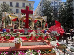 kruis versierd met bloemen tijdens een viering van Cruces de Mayo