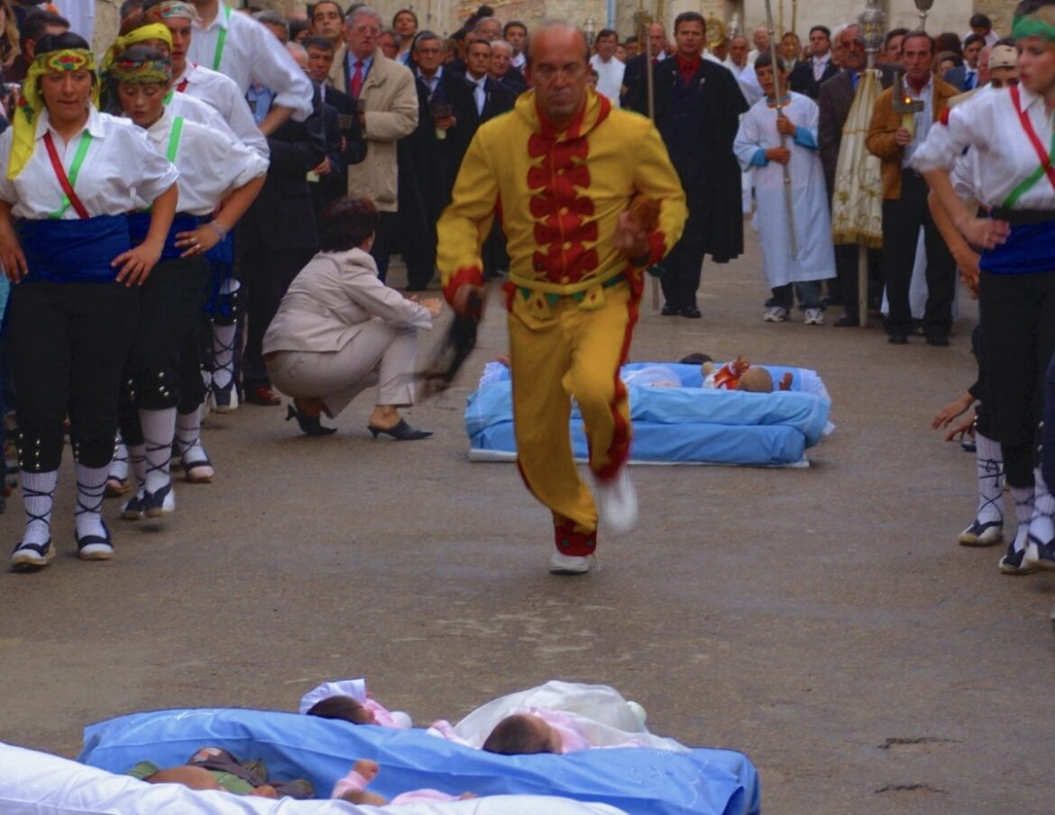El Colacho, festival waarbij mannen over baby's springen