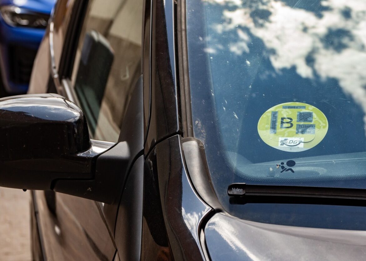 Hoe kom je aan een geldige milieusticker voor je autovakantie in Spanje?