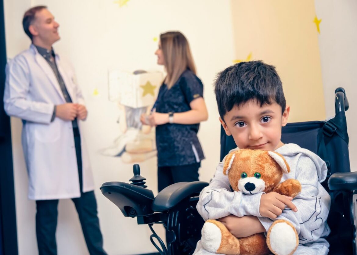 Zorg van vrijwilligers voor kinderen die alleen zijn in ziekenhuizen in Spanje van Mamás en Acción