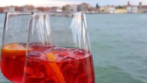 Tinto de verano in een wijnglas