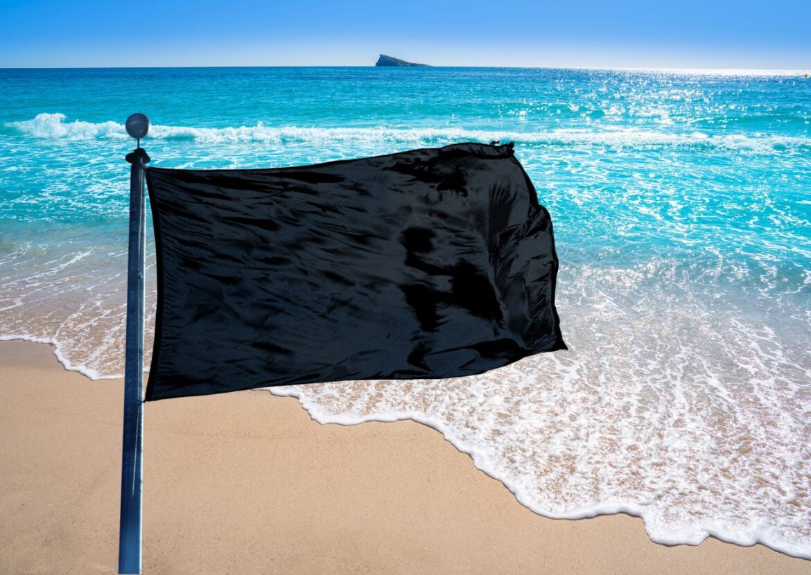 zwarte vlag wappert op zes stranden in regio Valencia, ook een die ook een blauwe vlag heeft