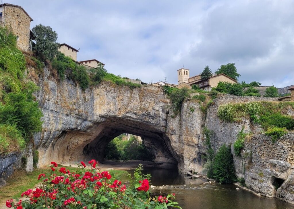 Puentedey waar dorp boven natuurlijke brug is gebouwd