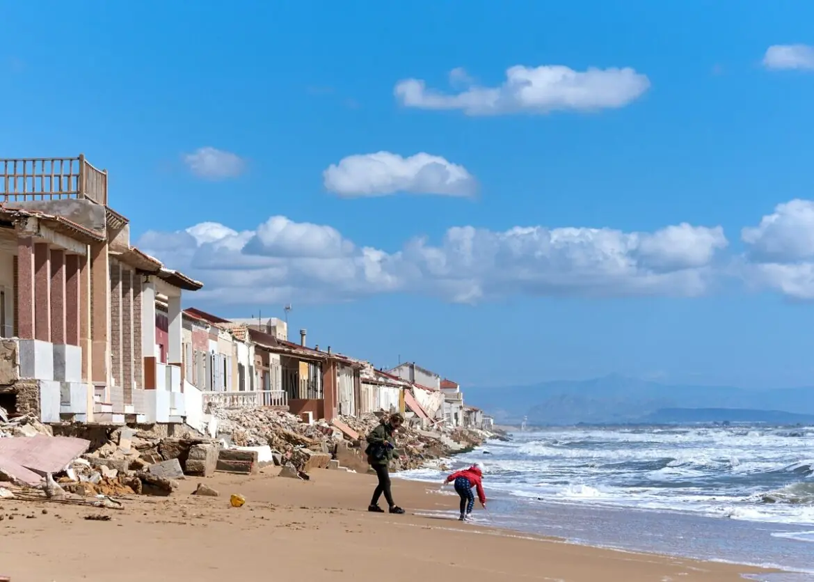 Strandhuizen Babilonia voorlopig gered van de sloop