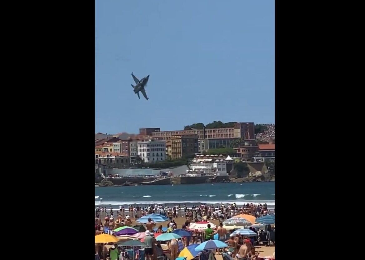 Manoeuvre f-18 tijdens vliegshow Gijon