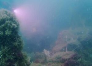 Stenen onder water voor kust van Cádiz