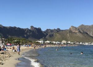 relaxen in passende zwemkleding van de HEMA op het strand in Spanje