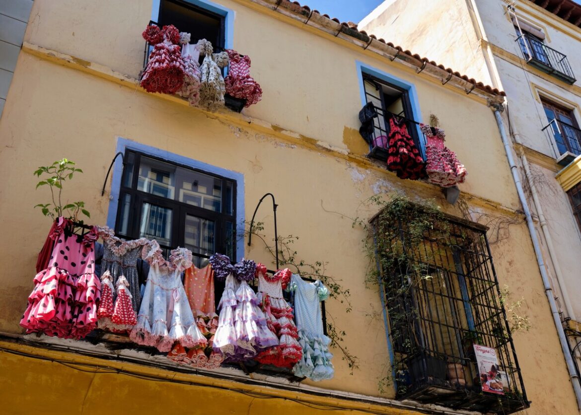 flamencojurken aan gevel: de Feria van Málaga gaat bijna van start
