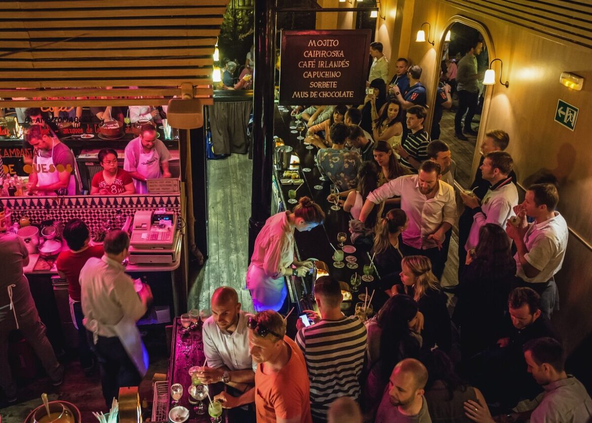 Kroegentochten in Barcelona verboden dag en nacht en het hele jaar door tegen overlast toeristen