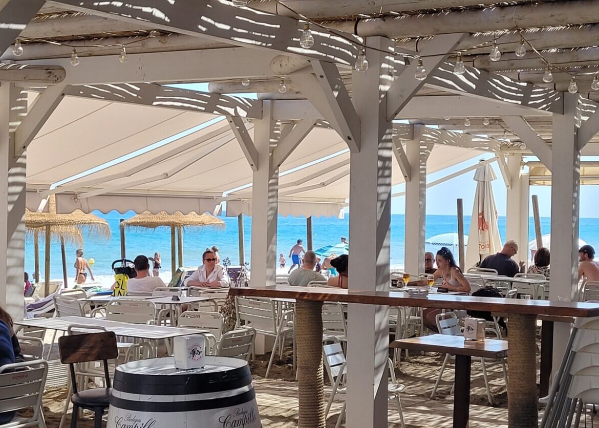 Legere terrassen in chiringuitos aan de Costa del Sol deze zomer: nationale toerist haakt af