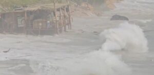 wilde zee verzwelgt strand