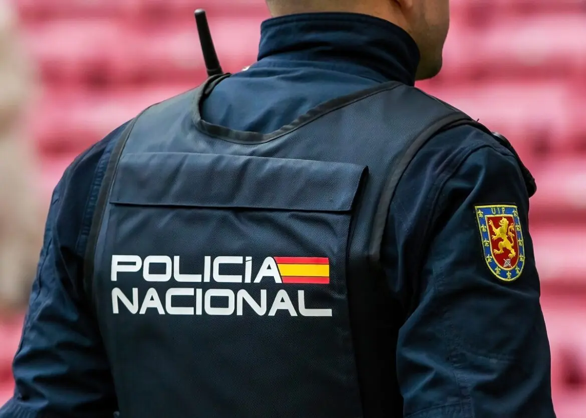 politie doet onderzoek naar dood vrouw in Malaga. Haar lichaam werd aangetroffen op het strand