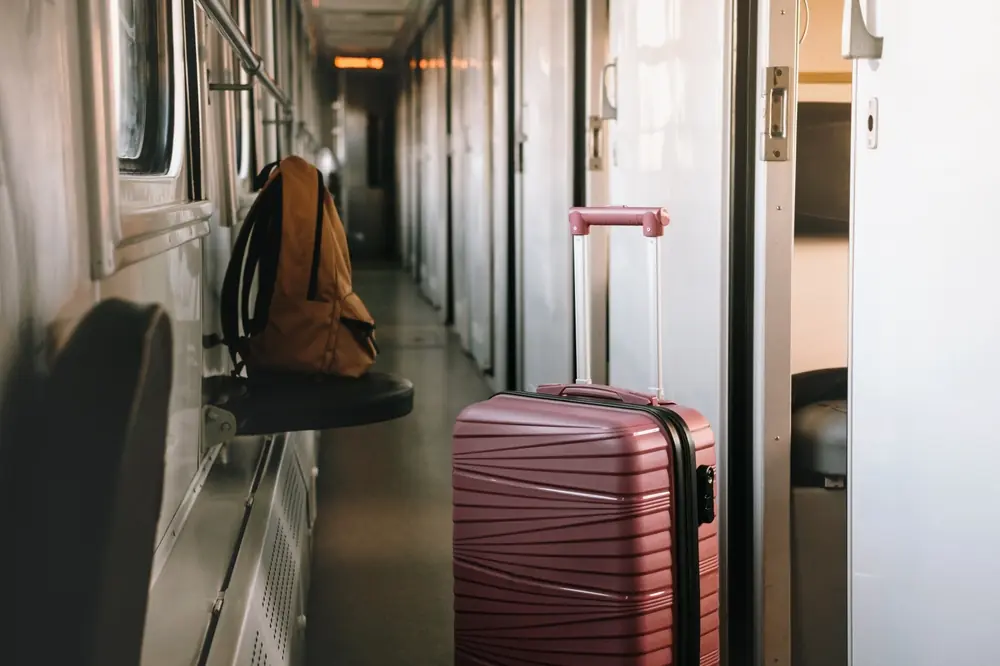 Een koffer staat in het gangpad van een nachttrein. Spanje wil meer nachttreinen en minder korte vluchten