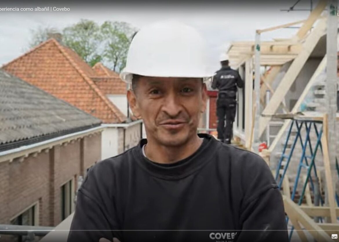 Victor Manuel legt uit waarom hij blij is met zijn baan in Nederland als metselaar