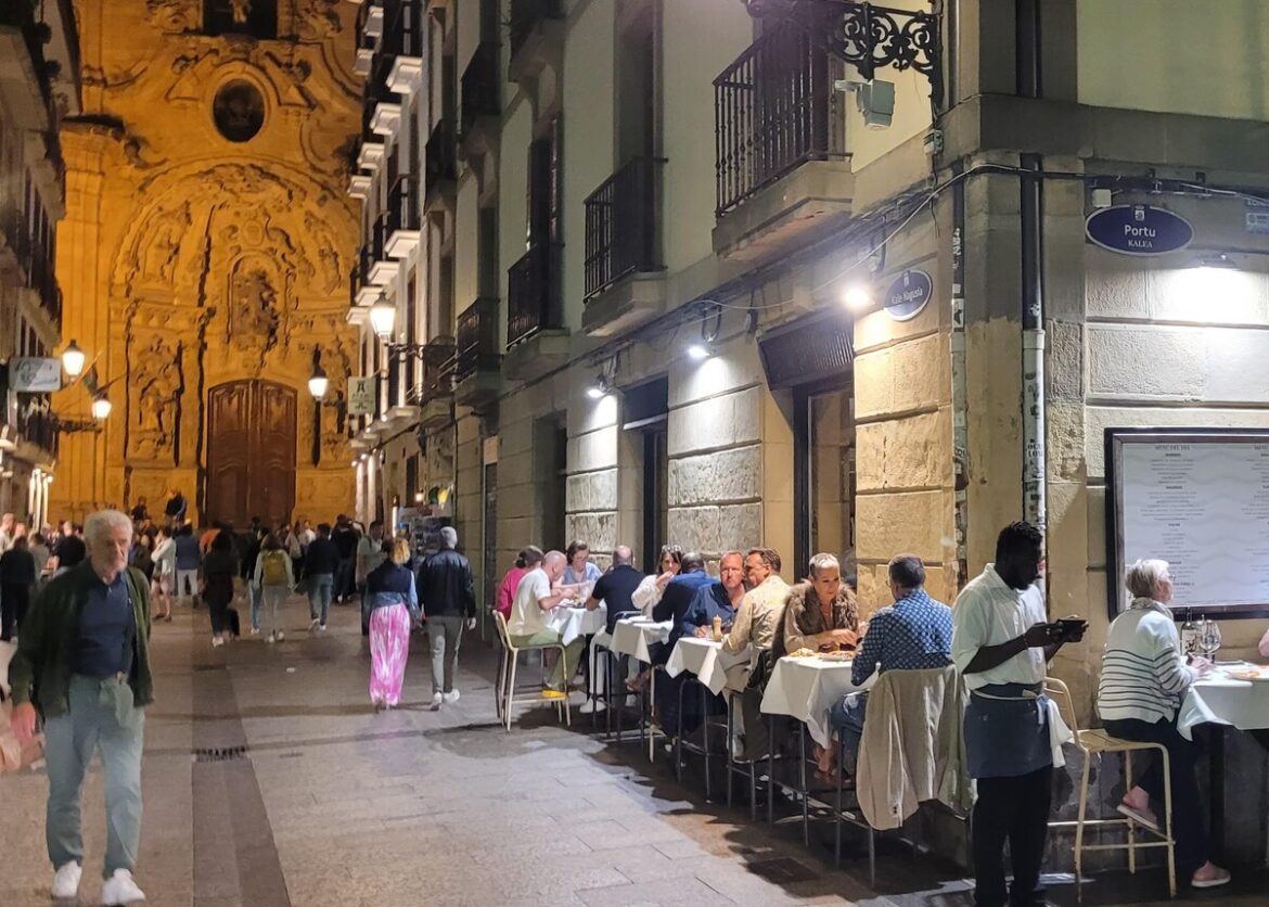 Toeristen in het oude centrum van San Sebastian - afnemend toerisme
