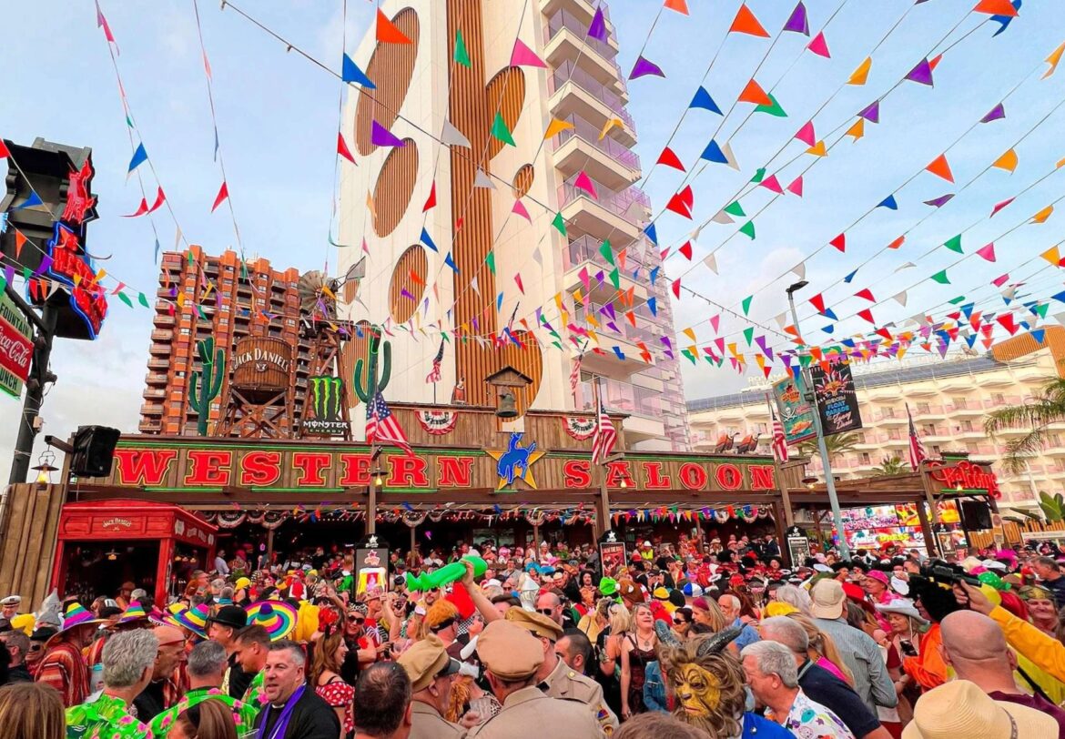 Zomerse drukte in Benidorm deze week tijdens Fancy Dress Partuy