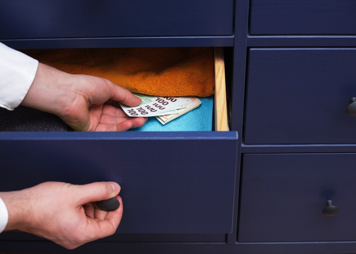 Spanjaarden bewaren weer massaal geld in huis na grote stroomstoring