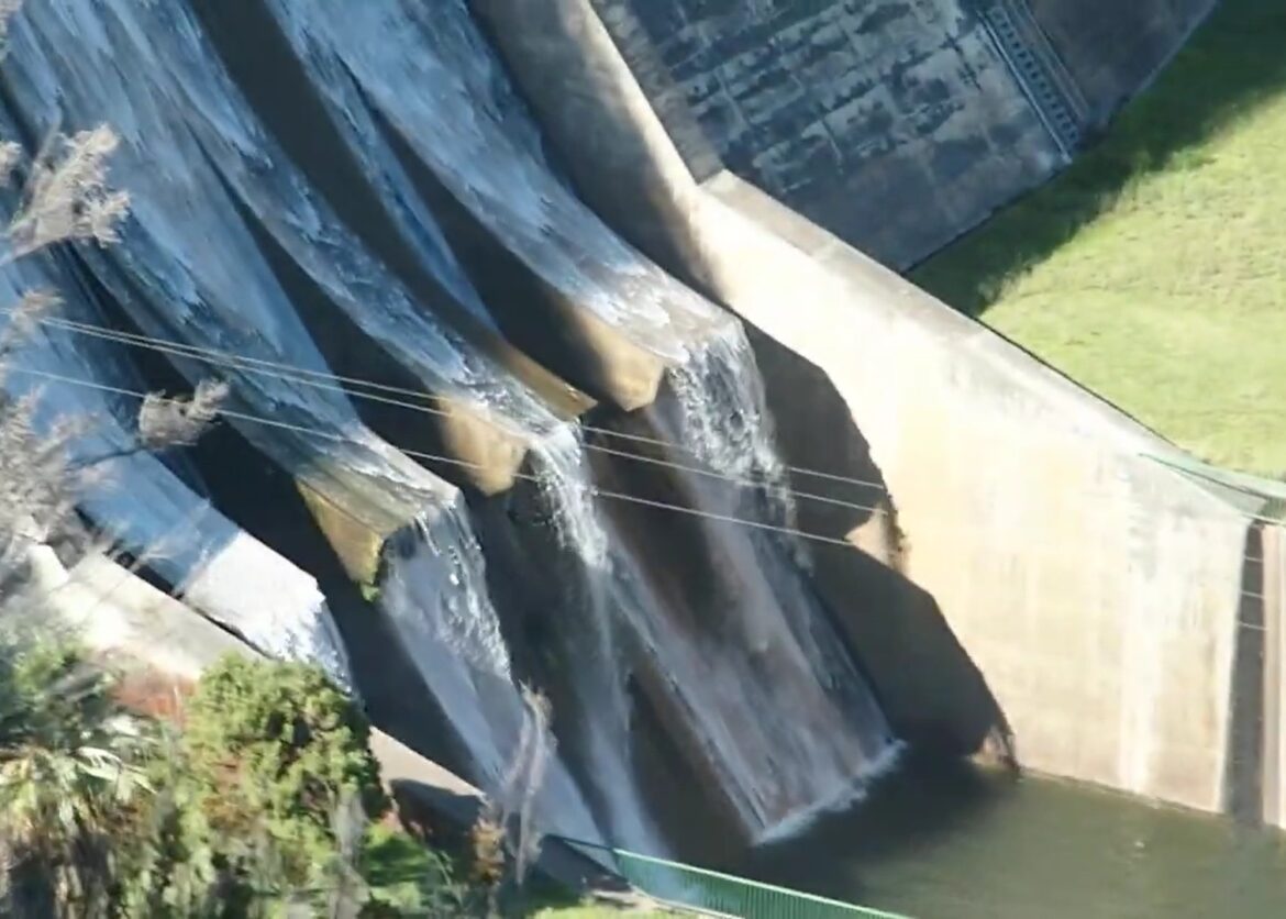 sluizen van stuwmeer La Concepción geopend: drinkwater stroomt zo de zee in