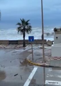 storm harry: rukwinden en metershoge golven