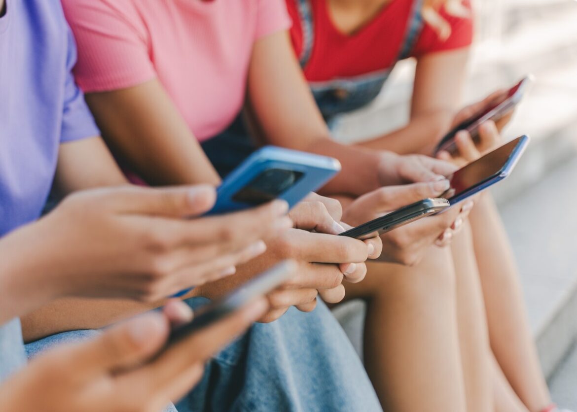 Kinderen op hun mobiele telefoons: Spanje wil sociale media verbod onder 16 jaar
