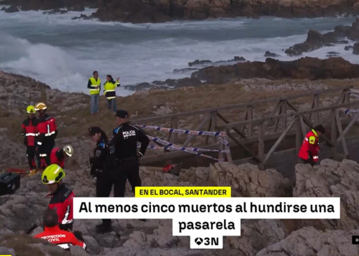 Hulpdiensten zoeken in zee bij El Bocal in Santander na het instorten van een houten kustbrug