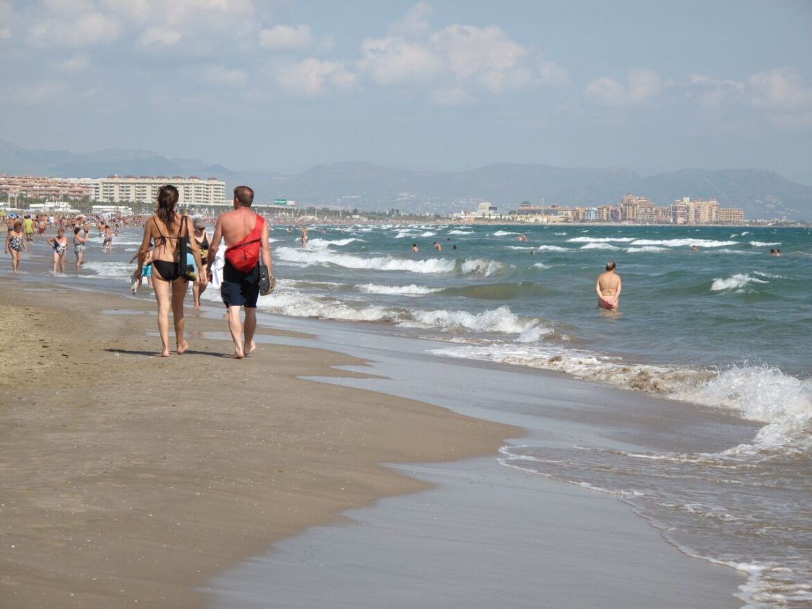 Toeristen op het strand in Spanje voor de Semana Santa