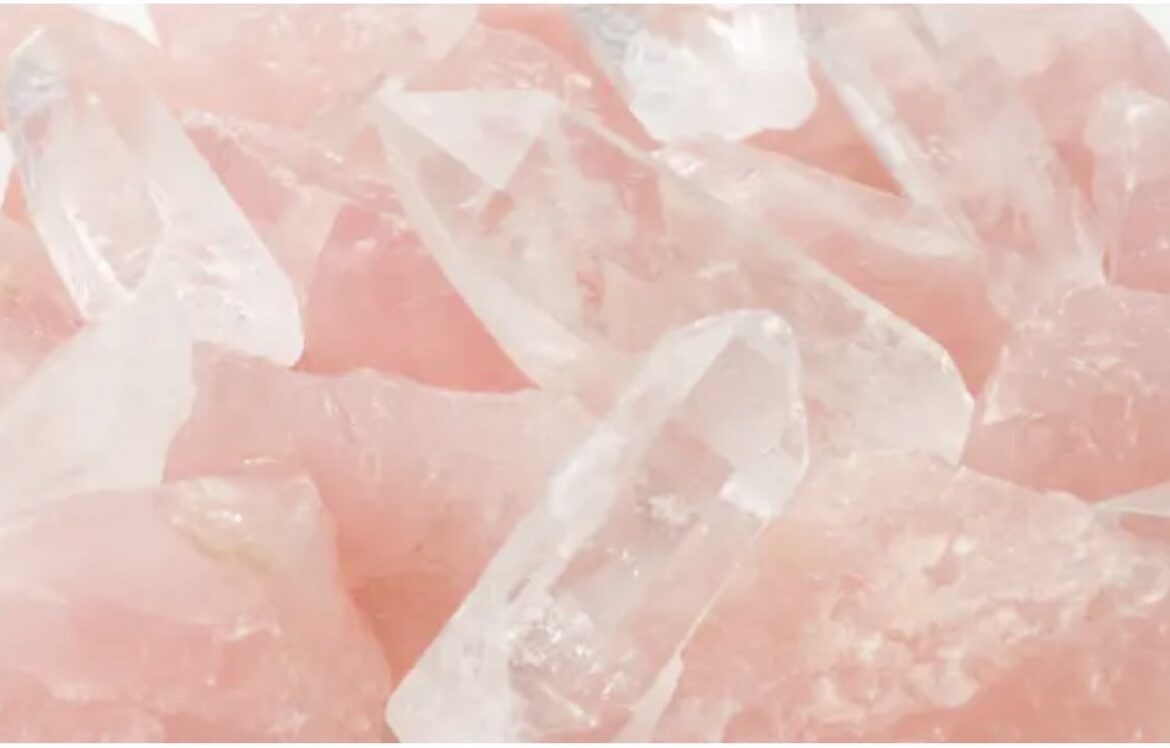 Rozenkwarts onder dorpje Extremadura