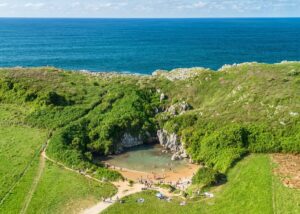 bovenaanzicht Playa de Gulpiyuri