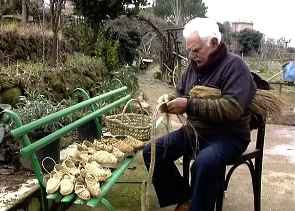 Een Espartero in Spanje maakt onder andere schoenen van het espartogras