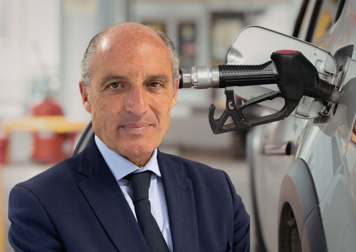 Francisco Camps tegen achtergrond van auto vol tanken: rel rond zijn hoge benzinekostne