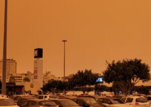 lucht kleur oranje tijdens calima