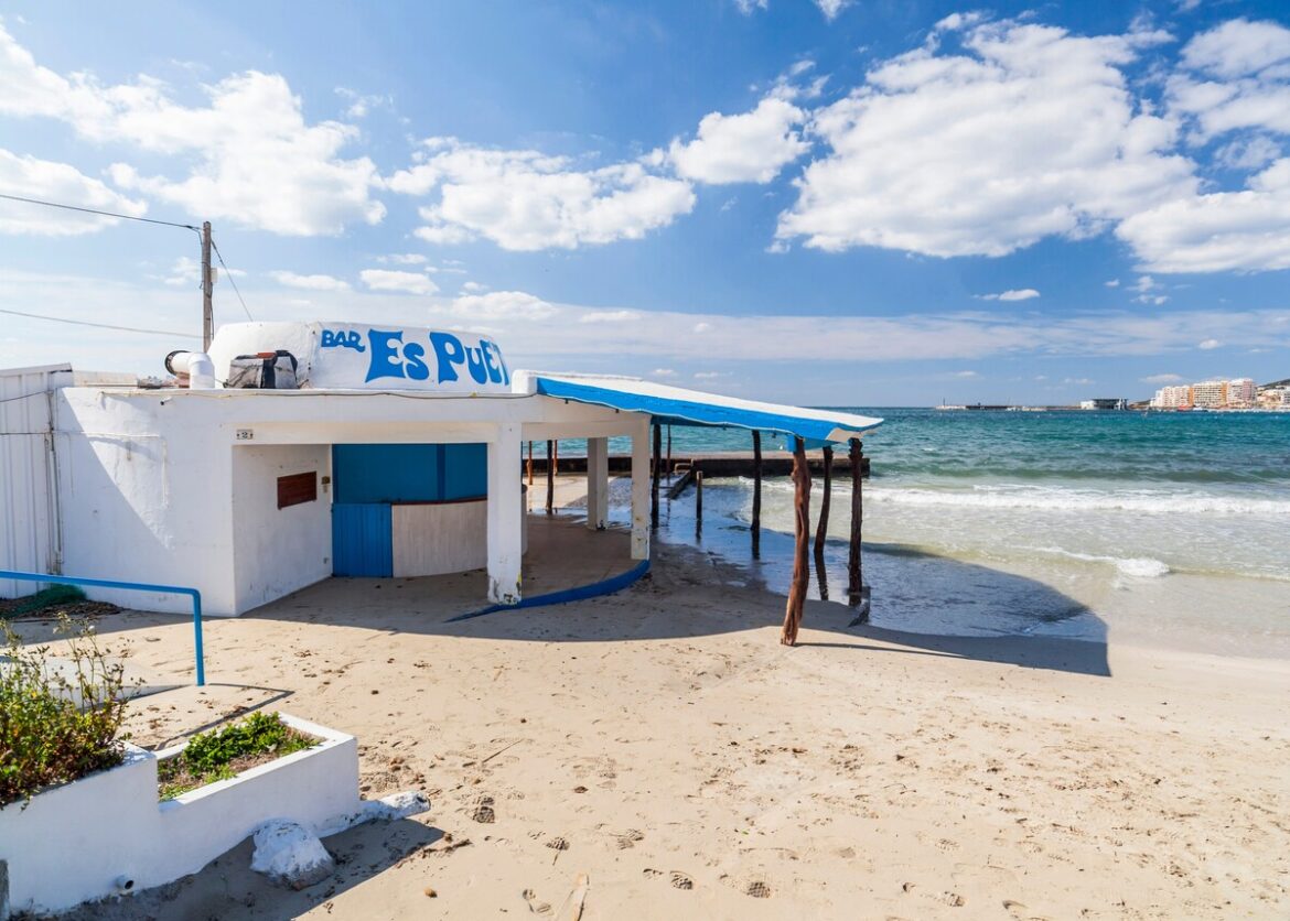 strandtent op Ibiza Es Puetó moet verdwijnen