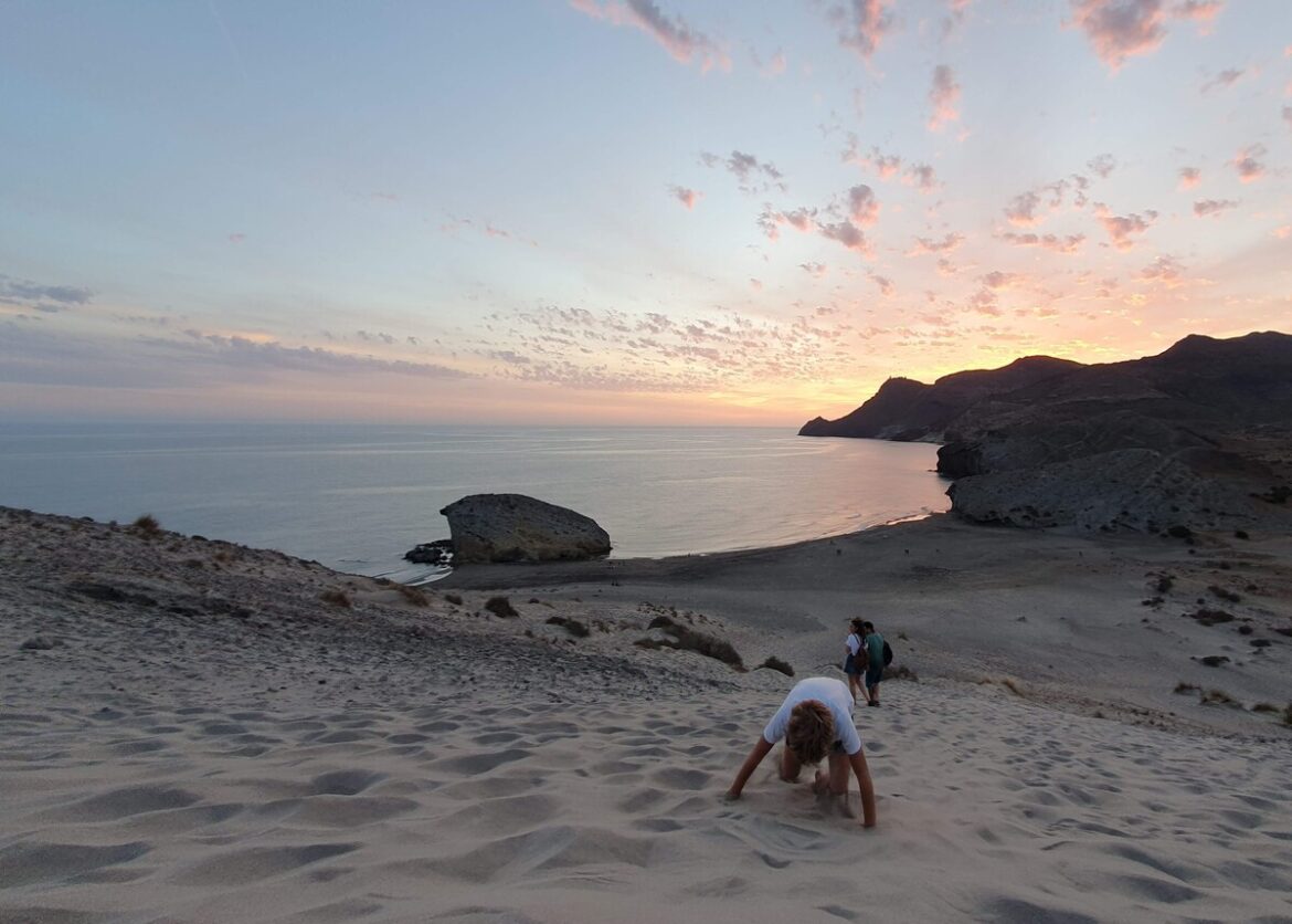 Het beklimmen van deze duin van Monsúl is nu verboden