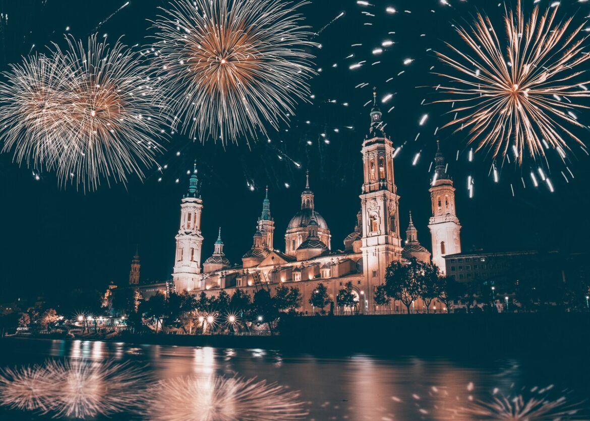 de kathedraal van Zaragoza met vuurwerk tijdens de fiestas del Pilar in oktober