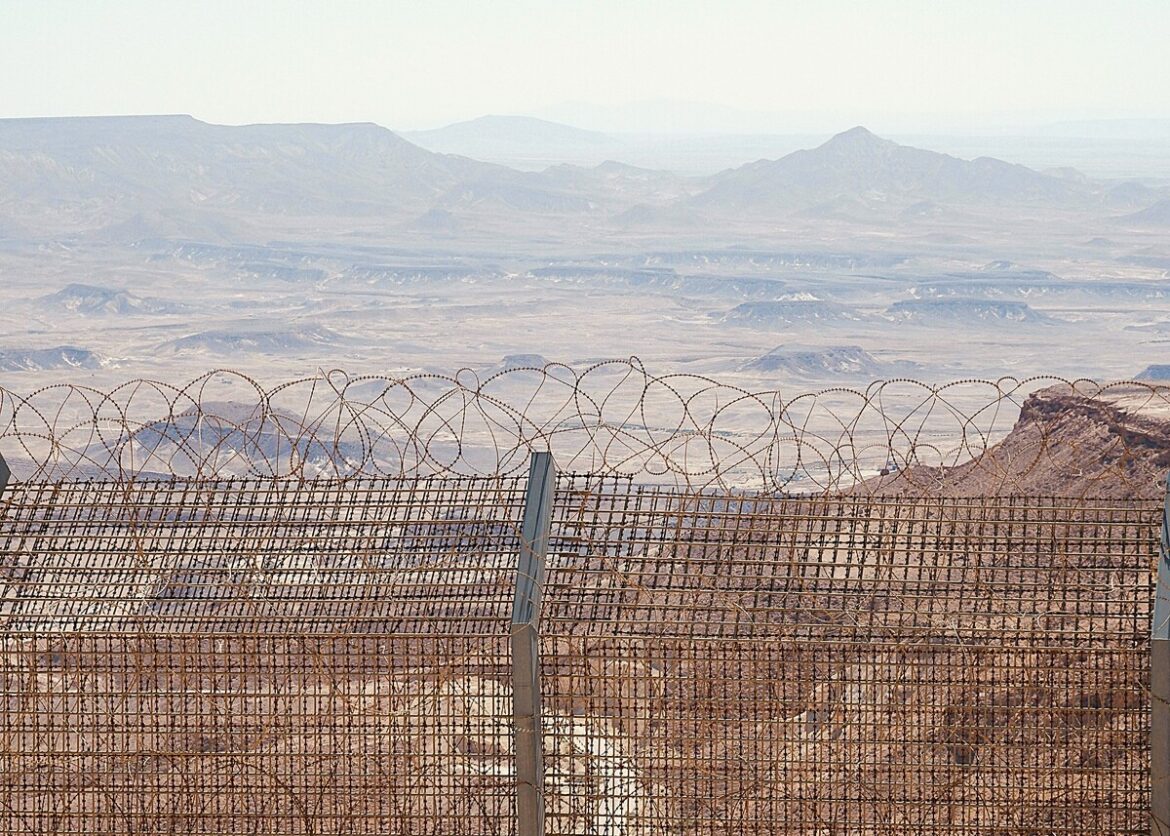 hekken bij de grens: Spaanse journaliste niet tot Israël toegelaten vanwege gebruik woord 'genocide'