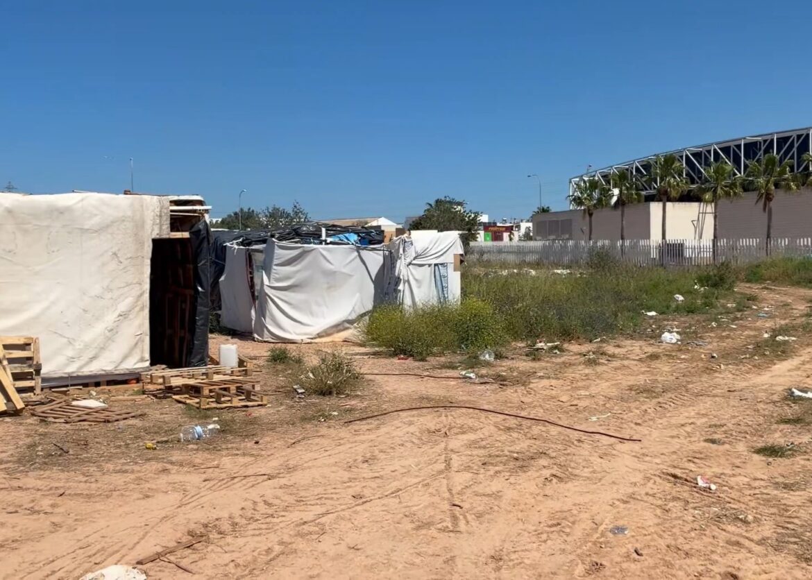 Een van de krottenkampen op Ibiza